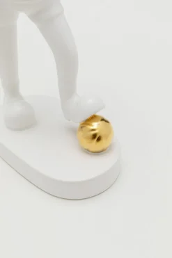 Figurka Dekoracyjna Z Ceramiki Biała 29 Cm Dziewczyna Ze Złotą Piłką